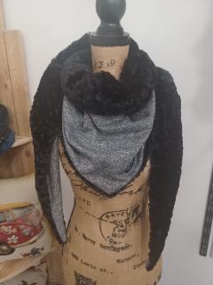 Foulard gris élégant artisanal porté, accessoire textile fait main, pièce intemporelle chic idéale comme cadeau mode / Elegante grijze ambachtelijke sjaal gedragen, handgemaakt textielaccessoire, stijlvol cadeau / Elegant grey handmade scarf worn, timeless textile accessory, chic fashion gift