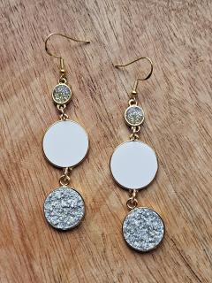 Boucles d’oreilles artisanales blanches au design raffiné, bijou fait main en Belgique, pièce unique minimaliste à offrir / Ambachtelijke witte oorbellen met verfijnd design, handgemaakt in België, uniek minimalistisch cadeau / Handmade white earrings with refined design, made in Belgium, minimalist unique gift