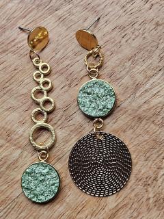 Boucles d’oreilles artisanales à éléments texturés, bijou fait main en Belgique, design raffiné et pièce unique à offrir / Ambachtelijke oorbellen met textuurdetails, handgemaakt in België, uniek design cadeau / Handmade textured earrings, made in Belgium, refined unique gift