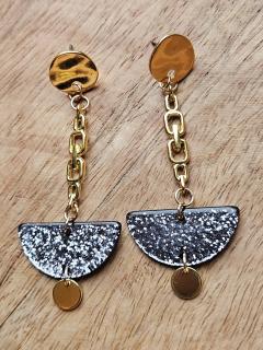 Boucles d’oreilles artisanales demi-lune, bijou graphique fait main en Belgique, pépite design et cadeau original / Ambachtelijke oorbellen in halve maan vorm, handgemaakt in België, design parel / Handmade half-moon earrings, made in Belgium, original design gift