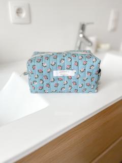 Picture of the product Quilted toiletry bag blue with vintage roses