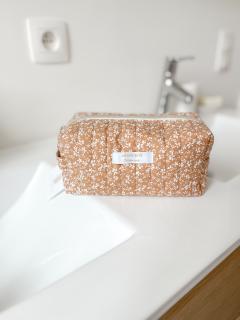 Trousse de toilette matelassée camel fleuri faite main en Belgique, accessoire naturel et élégant pour voyage, idée cadeau responsable / Gewatteerde toilettas met camel bloemenprint, handgemaakt in België, natuurlijk en elegant cadeau / Quilted toiletry bag with camel floral pattern, handmade in Belgium, elegant and responsible gift