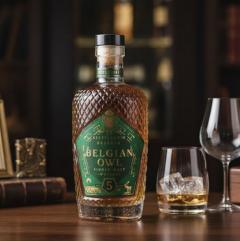 Whisky Belgian Owl 5 ans présenté en ambiance dégustation, spiritueux belge haut de gamme, cadeau prestige made in Belgium / Belgian Owl whisky 5 jaar gepresenteerd in degustatiesetting, premium Belgisch distillaat, prestige cadeau made in Belgium / Belgian Owl 5-year whisky in tasting setting, premium Belgian spirit, prestige gift made in Belgium