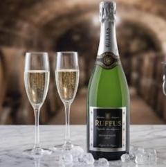 Ruffus Brut servi avec flûtes, ambiance dégustation chic, vin belge parfait à offrir ou à s’offrir lors d’un moment festif / Ruffus Brut geserveerd met champagneglazen, stijlvolle degustatiesfeer, Belgische wijn om cadeau te doen of jezelf te trakteren / Ruffus Brut served with flutes, chic tasting atmosphere, Belgian wine perfect as a gift or self-indulgence