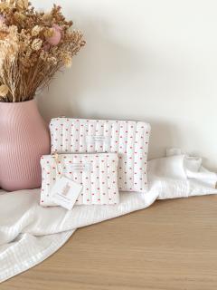Pochette matelassée blanche avec petits cœurs rouges, intérieur coton rose, accessoire fait main en Belgique, idée cadeau romantique et pratique / Gewatteerde witte pouch met rode hartjes en roze katoenen binnenkant, handgemaakt in België, romantisch cadeau / Quilted white pouch with red hearts and pink cotton lining, handmade in Belgium, romantic and practical gift