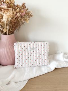 Photo de l'article Pochette matelassée blanche avec petits coeurs rouges / intérieur coton rose imperméable