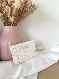 Picture of the product Small quilted white pouch with small red hearts / pink cotton lining
