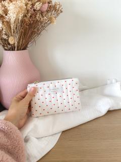 Photo de l'article Petite pochette matelassée blanche avec petits coeurs rouges / intérieur coton écru