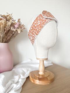 Bandeau soin visage artisanal motif fleuri camel, accessoire démaquillage fait main en Belgique, idée cadeau naturel et élégant / Ambachtelijke gezichtsband met camel bloemenmotief, handgemaakt in België, elegant beauty cadeau / Artisanal floral camel face care headband, handmade in Belgium, elegant skincare gift