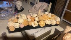 Composition florale de table en cire, bougie sculptée décorative faite main en Belgique, création élégante idéale comme cadeau original / Ambachtelijke bloemcompositie in was, decoratieve sculptuurkaars handgemaakt in België, elegant cadeau / Wax floral table centerpiece, sculpted decorative candle handmade in Belgium, elegant gift idea