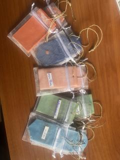 Suspensions parfumées artisanales faites main en Belgique, parfum d’intérieur naturel pour penderie ou petite pièce, idée cadeau originale / Ambachtelijke geurhangers handgemaakt in België, natuurlijk interieurparfum voor kast of kleine ruimte, origineel cadeau / Handmade scented hangers from Belgium, natural home fragrance for wardrobe or small space, original gift idea