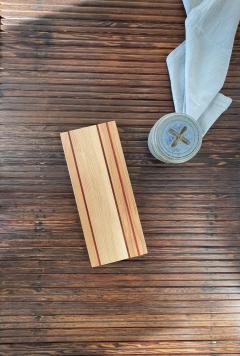 Planche à fromages en bois de padouk au design élégant, fabrication artisanale belge, accessoire de table haut de gamme idéal à offrir comme cadeau original / Elegante kaasplank in padoukhout, Belgisch ambachtelijk gemaakt, premium tafelaccessoire, perfect als origineel cadeau / Elegant padauk wood cheese board, handmade in Belgium, premium table accessory, perfect as an original gift