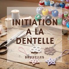 Initiation à la dentelle – expérience créative Wecandoo chez NOKO Factory, atelier artisanal en Belgique, découverte du savoir-faire traditionnel de la dentelle, activité manuelle immersive et authentique, idée cadeau expérience originale et unique, workshop DIY exclusif pour passionnés de création textile Initiatie kantklossen – creatieve Wecandoo workshop bij NOKO Factory in België, ambachtelijke ontdekking van traditioneel kantwerk, hands-on DIY ervaring, origineel en uniek ervaringscadeau voor liefhebbers van textiel en handwerk Lace making initiation – Wecandoo creative experience at NOKO Factory in Belgium, traditional craftsmanship workshop, hands-on textile art discovery, unique and original experience gift idea, exclusive DIY artisan class for craft lovers