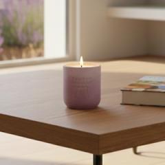 Bougie parfumée à la lavande Daozen posée sur une table en bois dans un intérieur lumineux et épuré, bougie artisanale coulée à la main offrant environ 17 heures de combustion, cire naturelle et parfum relaxant inspiré de la lavande, idéale pour créer une ambiance zen, apaisante et chaleureuse à la maison, produit bien-être artisanal vendu sur wimzzi.com, parfait pour la détente, la méditation ou comme cadeau made in Belgium / Lavendel geurkaars van Daozen geplaatst op een houten tafel in een lichte en rustgevende interieursetting, ambachtelijk gegoten kaars met ongeveer 17 uur brandtijd, natuurlijke was en ontspannende lavendelgeur, ideaal voor een zen sfeer, ontspanning en welzijn, handgemaakt product verkrijgbaar op wimzzi.com, perfect als cadeau made in Belgium / Daozen lavender scented candle displayed on a wooden table in a bright and minimalist interior, handmade candle with approximately 17 hours of burn time, natural wax and calming lavender fragrance, ideal for relaxation, mindfulness and a peaceful home atmosphere, artisanal wellness product sold on wimzzi.com, perfect as a made in Belgium gift