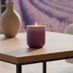 Bougie lavande 32h Daozen, bougie artisanale naturelle en cire végétale, parfum lavande sans substances nocives, longue combustion, idéale pour relaxation, méditation et cadeau bien-être, produit artisanal belge sur wimzzi.com / Lavendelkaars 32u Daozen, natuurlijke ambachtelijke kaars van plantaardige was, lavendelgeur zonder schadelijke stoffen, lange brandduur, welzijnsproduct te koop op wimzzi.com / Lavender candle 32h Daozen, natural handmade candle with vegetable wax, clean lavender fragrance, long burn time, wellness candle available on wimzzi.com