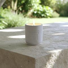 Bougie parfumée Figue et Santal Daozen 17h, bougie artisanale en cire végétale, parfum boisé et fruité équilibré, idéale pour ambiance chaleureuse et bien-être, vendue sur wimzzi.com / Geurkaars Vijg en Sandelhout Daozen 17u, ambachtelijke kaars van plantaardige was, warme houtachtige en fruitige geur, verkrijgbaar op wimzzi.com / Fig & Sandalwood scented candle Daozen 17h, handmade candle with vegetable wax, warm woody and fruity fragrance, available on wimzzi.com