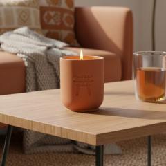 Bougie parfumée Cidre Cannelle Daozen 32h, bougie artisanale à la cire végétale, parfum gourmand mêlant pomme cuite et cannelle épicée, idéale pour une ambiance chaleureuse et cocooning, sur wimzzi.com / Geurkaars Appelcider en Kaneel Daozen 32u, ambachtelijke kaars van plantaardige was, warme kruidige geur, perfect voor gezellige momenten, te koop op wimzzi.com / Cider & Cinnamon scented candle Daozen 32h, handmade candle with vegetable wax, warm gourmand fragrance, perfect for cozy atmosphere, sold on wimzzi.com