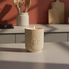 Bougie parfumée Piment d’Espelette Daozen 32h, bougie artisanale à la cire végétale, parfum original mêlant chaleur épicée et douceur, création sensorielle audacieuse disponible sur wimzzi.com / Geurkaars Piment d’Espelette Daozen 32u, ambachtelijke kaars met kruidige en warme geur, originele creatie verkrijgbaar op wimzzi.com / Espelette Pepper scented candle Daozen 32h, handmade candle with vegetable wax, warm spicy and original fragrance, available on wimzzi.com