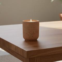 Bougie parfumée Escale à Cuba Daozen 32h, bougie artisanale en cire végétale, parfum solaire et chaleureux inspiré des voyages, esthétique déco luxe inspiration Baobab, vendue sur wimzzi.com / Escale à Cuba kaars Daozen 32u, ambachtelijke geurkaars met warme exotische geur, luxe uitstraling in Baobab-stijl, verkrijgbaar op wimzzi.com / Cuba Escape scented candle Daozen 32h, handmade candle with vegetable wax, warm exotic fragrance, premium decorative style inspired by Baobab, sold on wimzzi.com