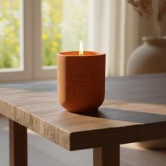 Bougie parfumée RTL 'Amour dans le pré' Daozen, bougie artisanale longue durée en cire végétale, parfum floral doux et champêtre inspiré de la nature, création bien-être élégante et décorative style Baobab, disponible sur wimzzi.com / Amour dans het veld geurkaars Daozen, ambachtelijke kaars met lange brandduur, zachte bloemige geur en natuurlijke uitstraling, luxe stijl geïnspireerd op Baobab, te koop op wimzzi.com / Amour dans le pré scented candle Daozen, long-lasting handmade candle with vegetable wax, soft floral countryside fragrance, premium decorative style inspired by Baobab, available on wimzzi.com