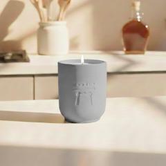 Bougie parfumée Sirop d’érable Daozen, bougie artisanale longue durée en cire végétale, parfum gourmand et chaleureux aux notes sucrées, idéale pour ambiance cocooning et cadeau premium, sur wimzzi.com / Ahornsiroop geurkaars Daozen, ambachtelijke kaars met lange brandduur, warme zoete geur, perfect als gezellig luxe cadeau, te koop op wimzzi.com / Maple Syrup scented candle Daozen, long-lasting handmade candle with vegetable wax, warm gourmand fragrance, perfect premium gift available on wimzzi.com