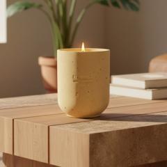 Bougie parfumée Ambre Daozen, bougie artisanale longue durée en cire végétale naturelle, parfum ambré chaud et enveloppant, création bien-être élégante au style décoratif premium inspiration Baobab, idéale comme cadeau raffiné, vendue sur wimzzi.com / Amber geurkaars Daozen, ambachtelijke kaars met lange brandduur, plantaardige was en warme sensuele ambergeur, luxe decoratieve uitstraling geïnspireerd op Baobab, verkrijgbaar op wimzzi.com / Amber scented candle Daozen, long-lasting handmade candle with natural vegetable wax, warm and enveloping amber fragrance, premium decorative style inspired by Baobab, sold on wimzzi.com