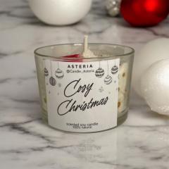 Bougie parfumée Cosy Christmas aux agrumes et épices, bougie artisanale en cire de soja naturelle, ambiance cocooning et rituels bien-être, senteur chaleureuse inspirée des moments slow life et des bougies rituals, idéale pour créer une atmosphère réconfortante à la maison, disponible sur wimzzi.com / Cosy Christmas geurkaars met citrus en kruiden, ambachtelijke sojawaskaars voor wellness en self-care rituelen, warme en gezellige geur geïnspireerd op rituals sfeer, te koop op wimzzi.com / Cosy Christmas scented candle with citrus and spices, handmade soy wax candle for wellness rituals and cozy home atmosphere, inspired by rituals-style self-care, available on wimzzi.com