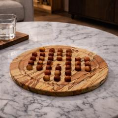 Jeu de solitaire en bois massif tourné à la main par Gauthier tournage sur bois, plateau rond artisanal en bois local belge, board game élégant et intemporel, pièce unique faite main pour club de jeux, idée cadeau originale et exclusive pour amateurs de jeux de société / Handgedraaid houten solitair spel in massief lokaal hout van Gauthier, ambachtelijk rond speelbord, stijlvol en tijdloos board game, uniek handgemaakt stuk voor spelclub, origineel en exclusief cadeau voor liefhebbers van gezelschapsspellen / Handmade wooden solitaire board game by Gauthier woodturning, solid local Belgian wood round game board, elegant timeless board game, unique handcrafted piece for game club evenings, original and exclusive gift for board game lovers