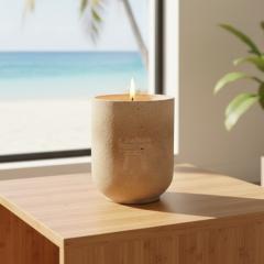 Bougie artisanale Vent des Îles Daozen, parfum exotique et solaire, faite main et made in Belgium, bougie naturelle longue durée 75h, création exclusive Wimzzi, idée cadeau évasion / Ambachtelijke Vent des Eilanden geurkaars van Daozen, exotische zonnige geur, handgemaakt in België, natuurlijke kaars 75 uur brandtijd, exclusieve Wimzzi creatie, zomers cadeau / Handmade Vent des Îles scented candle by Daozen, exotic sunny fragrance, made in Belgium, natural 75h candle, exclusive Wimzzi gift