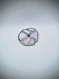 Broche en vitrail lilas pâle aux lignes graphiques argentées, bijou artisanal belge contemporain, pièce unique en verre fait main made in Belgium / pale lilac stained glass brooch handmade Belgian artisan jewelry / lichtlila glas-in-lood broche Belgisch handgemaakt design juweel