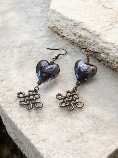 Boucles d’oreilles cœur en verre artisanal gris fumé, création belge faite main avec breloque décorative, bijou romantique et original made in Belgium / handmade smoky glass heart earrings Belgian artisan jewelry romantic gift / handgemaakte glazen hartoorbellen Belgisch ambacht romantisch cadeau – origine België