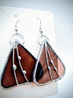 Boucles d’oreilles en vitrail brun chocolat forme triangulaire, bijou créateur belge / chocolate brown stained glass earrings handmade Belgium / bruine glas-in-lood oorbellen Belgisch ambacht – idée cadeau made in Belgium