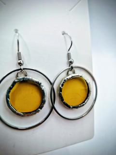 Boucles d’oreilles rondes en vitrail jaune miel, verre coloré lumineux serti étain, bijou artisanal belge moderne et graphique, cadeau créateur made in Belgium / honey yellow stained glass round earrings handcrafted Belgium / honinggele glas-in-lood oorbellen Belgisch ambacht – origine Belgique