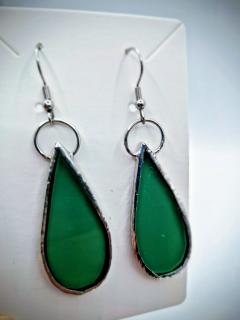 Boucles d’oreilles en vitrail vert profond en forme de goutte, création artisanale belge Céline Célina, bijou fait main Belgique disponible sur Wimzzi Diepgroene druppelvormige glas-in-lood oorbellen, Belgisch handgemaakt design juweel, origineel cadeau via Wimzzi Deep green teardrop stained glass earrings handcrafted in Belgium, artisan jewelry and unique made in Belgium gift on Wimzzi