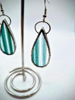 Boucles d’oreilles en vitrail vert rayé style contemporain, bijou design artisanal belge Céline Célina, cadeau original made in Belgium Gestreepte groene glas-in-lood oorbellen, modern Belgisch handgemaakt juweel, uniek cadeau op Wimzzi Striped green stained glass earrings, contemporary Belgian handmade jewelry and original made in Belgium gift