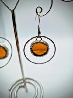 Boucles d’oreilles rondes en vitrail orange ambré, bijou artisanal belge Céline Célina, idée cadeau femme locale sur Wimzzi Ronde amberkleurige glas-in-lood oorbellen, Belgisch handgemaakt juweel, cadeau made in Belgium Round amber orange stained glass earrings, Belgian handmade artisan jewelry and thoughtful made in Belgium gift