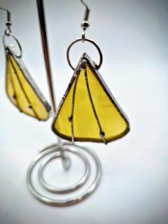 Boucles d’oreilles géométriques en vitrail jaune ambre, bijou design artisanal belge, cadeau unique made in Belgium sur Wimzzi / Geometrische ambergele glas-in-lood oorbellen, Belgisch ambachtelijk design juweel, uniek cadeau made in Belgium via Wimzzi / Geometric amber yellow stained glass earrings, Belgian handmade design jewelry, unique made in Belgium gift on Wimzzi