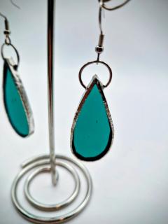 Boucles d’oreilles en vitrail vert turquoise forme goutte, bijou artisanal belge Céline Célina, création contemporaine en verre sur Wimzzi / Turquoise glas-in-lood oorbellen in druppelvorm handgemaakt door Céline Célina, Belgisch ambacht op Wimzzi / Turquoise teardrop stained glass earrings handmade by Céline Célina, contemporary Belgian artisan jewelry on Wimzzi