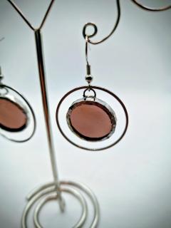 Boucles d’oreilles en vitrail rose poudré monture argentée, bijou artisanal belge Céline Célina disponible sur Wimzzi marketplace artisanale / Poederroze glas-in-lood oorbellen met zilveren rand handgemaakt door Céline Célina, Belgisch design juweel op Wimzzi / Powder pink stained glass earrings with silver edging handmade by Céline Célina, Belgian artisan jewelry on Wimzzi