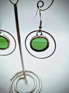 Boucles d’oreilles vitrail vert translucide monture argentée, création artisanale belge Céline Célina, bijou contemporain en verre sur Wimzzi / Transparante groene glas-in-lood oorbellen met zilverkleurige afwerking, handgemaakt door Céline Célina, Belgisch design op Wimzzi / Translucent green stained glass earrings with silver setting, handcrafted by Belgian artisan Céline Célina, available on Wimzzi