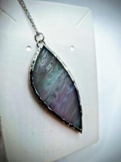 Grand pendentif en vitrail violet irisé création artisanale Céline Célina, bijou en verre fait main en Belgique pièce unique disponible sur Wimzzi / Grote iriserende paarse glas-in-lood hanger ambachtelijke creatie van Céline Célina, handgemaakt juweel uit België verkrijgbaar op Wimzzi / Large iridescent purple stained glass pendant handmade by Céline Célina, unique Belgian artisan jewelry available on Wimzzi