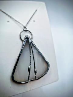 Pendentif vitrail forme géométrique triangulaire en verre transparent bordé d’étain, création artisanale belge Céline Célina sur Wimzzi / Geometrische driehoekige glas-in-lood hanger in transparant glas met tinrand, Belgisch handgemaakt ontwerp van Céline Célina op Wimzzi / Geometric triangular stained glass pendant in clear glass with tin edging, Belgian handmade design by Céline Célina on Wimzzi