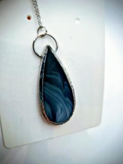 Pendentif en vitrail bleu profond effet plume création unique Céline Célina, bijou artisanal fait main en Belgique sur Wimzzi / Diepblauwe glas-in-lood hanger met veereffect, unieke creatie van Céline Célina, handgemaakt Belgisch juweel op Wimzzi / Deep blue feather-effect stained glass pendant, unique creation by Céline Célina, handmade Belgian artisan jewelry on Wimzzi