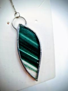 Grand pendentif en vitrail vert strié création artisanale Céline Célina, bijou en verre fait main en Belgique disponible sur Wimzzi / Grote groen gestreepte glas-in-lood hanger ambachtelijke creatie van Céline Célina, handgemaakt Belgisch juweel verkrijgbaar op Wimzzi / Large green striped stained glass pendant handcrafted by Céline Célina, handmade Belgian artisan jewelry available on Wimzzi