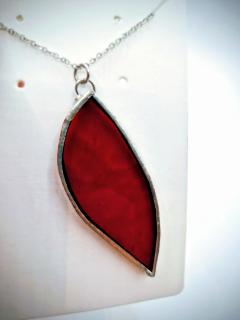 Collier pendentif vitrail rouge profond verre travaillé à la main créatrice belge Céline Célina pièce unique design contemporain Wimzzi / Rood glas-in-lood hanger handgemaakt Belgisch ontwerp Céline Célina uniek juweel verkrijgbaar via Wimzzi / Deep red stained glass pendant handmade by Belgian artisan Céline Célina contemporary unique jewelry Wimzzi