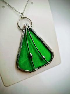 Pendentif vitrail vert émeraude bijou en verre artisanal signé Céline Célina création unique made in Belgium Wimzzi / Smaragdgroene glas-in-lood hanger handgemaakt door Céline Célina Belgisch vakmanschap Wimzzi / Emerald green stained glass pendant handmade by Céline Célina Belgian artisan jewelry Wimzzi