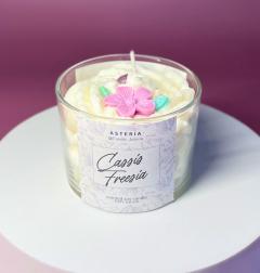 Bougie artisanale Cassis Freesia Candle Astéria parfum floral fruité cire végétale décoration joyeuse idée cadeau made in Belgium Wimzzi / Ambachtelijke kaars Cassis Freesia Candle Astéria bloemig fruitig geur plantaardige was Belgisch cadeau Wimzzi / Handmade Cassis Freesia candle by Candle Astéria floral fruity scent plant wax Belgian gift on Wimzzi