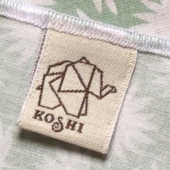Étiquette Koshi cousue sur création artisanale belge. Symbole d’un engagement écologique et local, chaque pièce Koshi est fabriquée dans un atelier de travail adapté avec des matériaux durables et sans plastique. Koshi propose des produits zéro déchet réutilisables, faits main en Belgique : cotons, lingettes, sacs et accessoires écologiques. L’étiquette reflète la qualité, la simplicité et la durabilité de la marque. À retrouver sur Wimzzi.com. / Koshi-label op handgemaakt Belgisch textielproduct. Elk stuk staat voor ecologische waarden, lokaal vakmanschap en duurzaamheid – herbruikbaar en milieuvriendelijk – verkrijgbaar via Wimzzi.com. / Koshi fabric label on a handmade Belgian product — a mark of sustainable quality and local craftsmanship. Eco-friendly and reusable creations made in adapted workshops — available on Wimzzi.com.