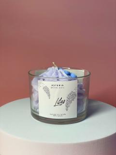 Bougie Lilas Candle Astéria made in Belgium, bougie artisanale parfumée lilas faite main en Belgique, cire végétale, décoration élégante et romantique, idée cadeau original et unique, création exclusive artisan belge / Lilas geurkaars Candle Astéria made in Belgium, handgemaakte Belgische kaars met bloemige lila geur, plantaardige was, elegante en romantische decoratie, origineel en uniek cadeau, exclusief Belgisch vakmanschap / Lilac scented candle by Candle Astéria made in Belgium, handmade Belgian artisan candle in vegetable wax, elegant floral home decor, original and unique gift idea, exclusive Belgian craftsmanship