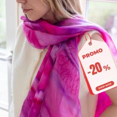 Photo de l'article En promo: -20%. Grand foulard rose violine peint sur soie brillante